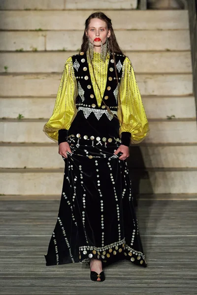 Look 16